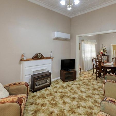 Charles Rasp Motor Inn & Cottages Броукън Хил Екстериор снимка