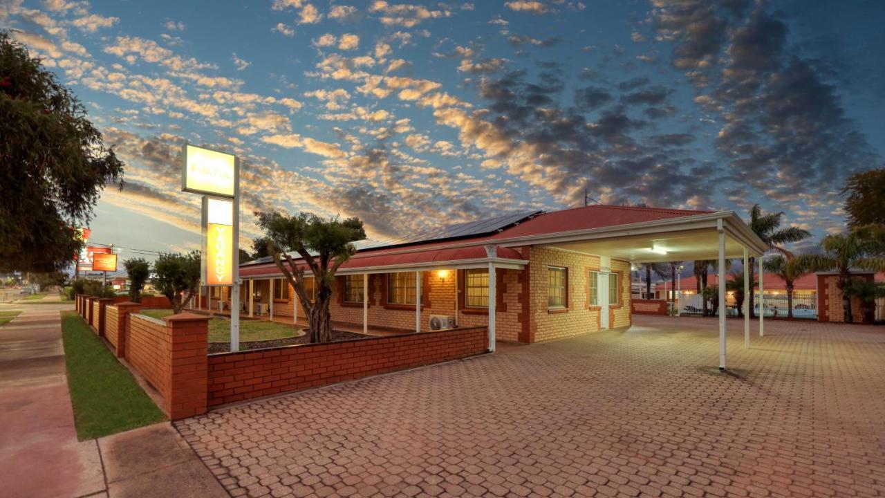 Charles Rasp Motor Inn & Cottages Броукън Хил Екстериор снимка