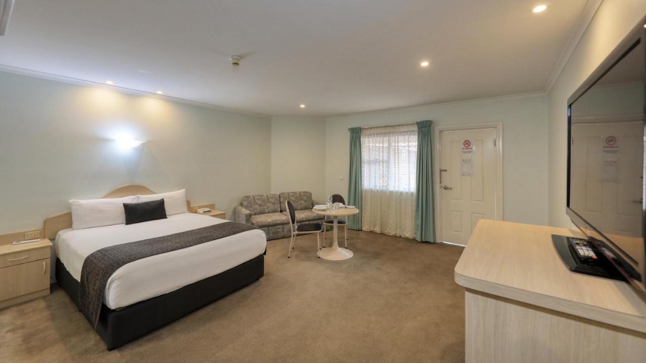 Charles Rasp Motor Inn & Cottages Броукън Хил Екстериор снимка