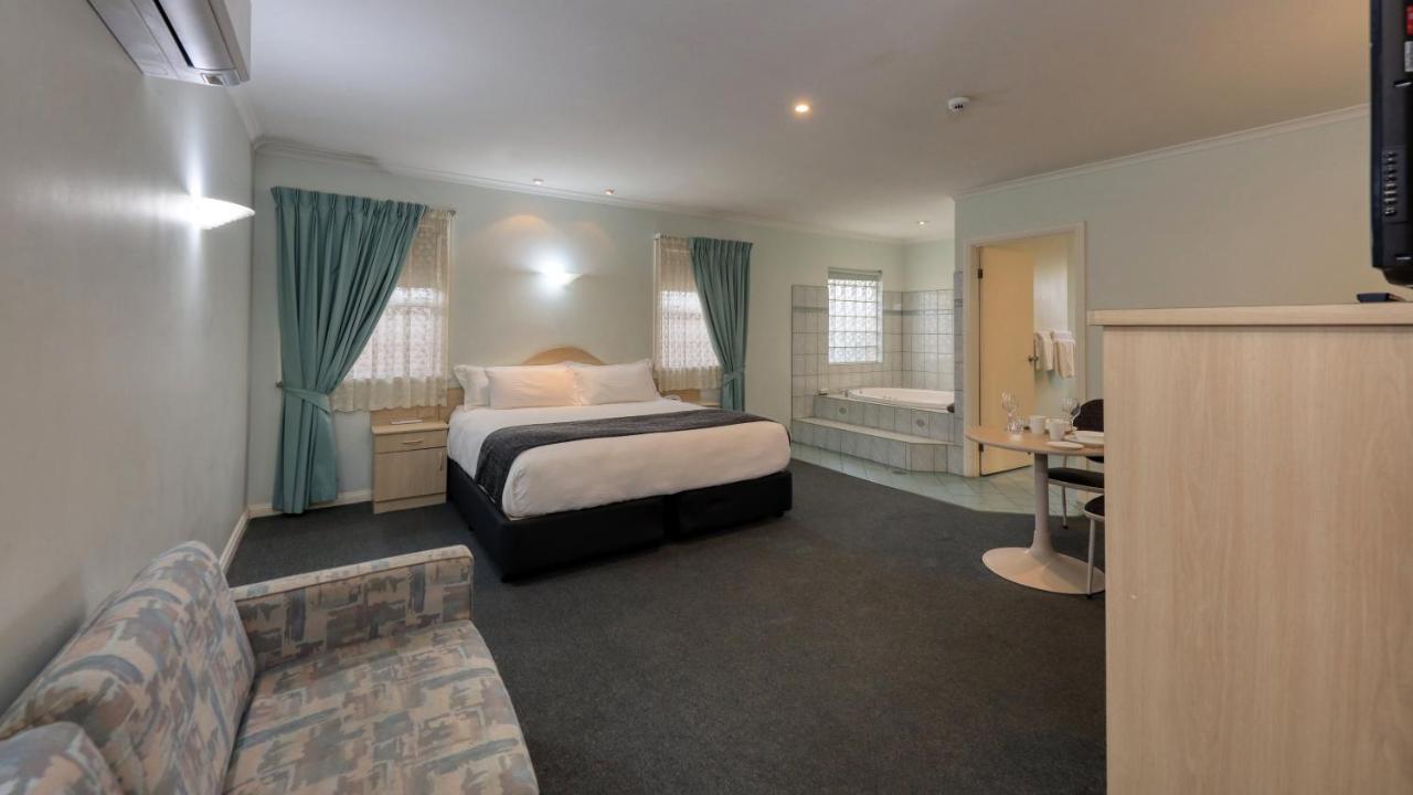 Charles Rasp Motor Inn & Cottages Броукън Хил Екстериор снимка