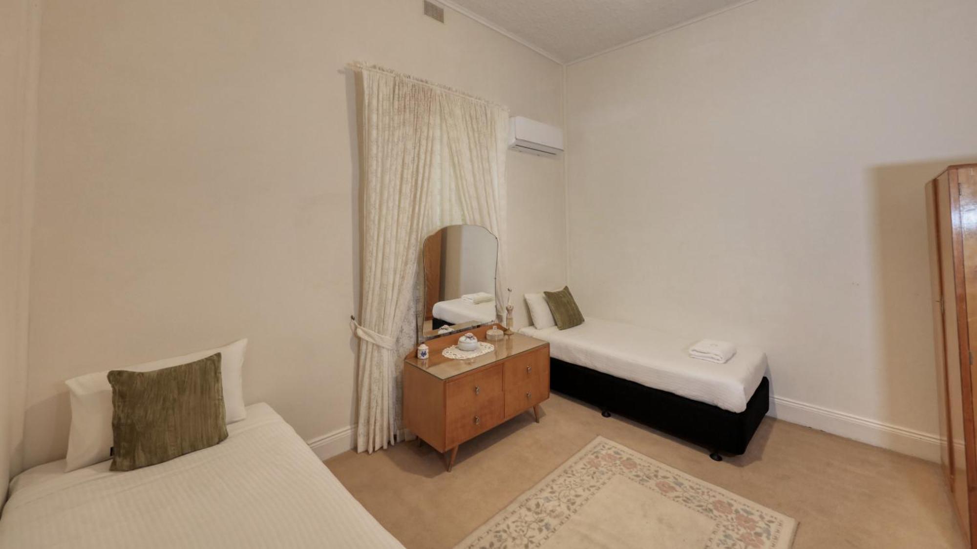 Charles Rasp Motor Inn & Cottages Броукън Хил Екстериор снимка