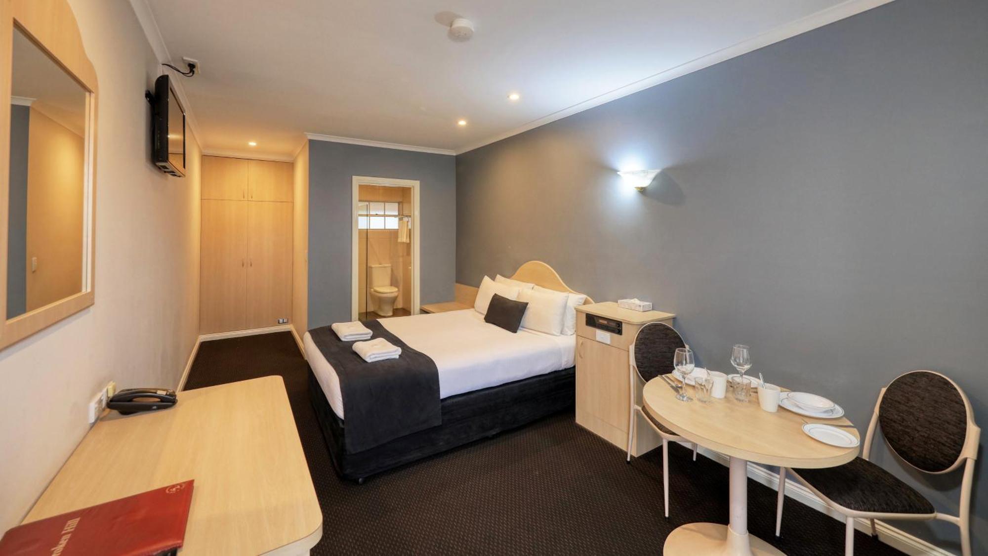 Charles Rasp Motor Inn & Cottages Броукън Хил Екстериор снимка