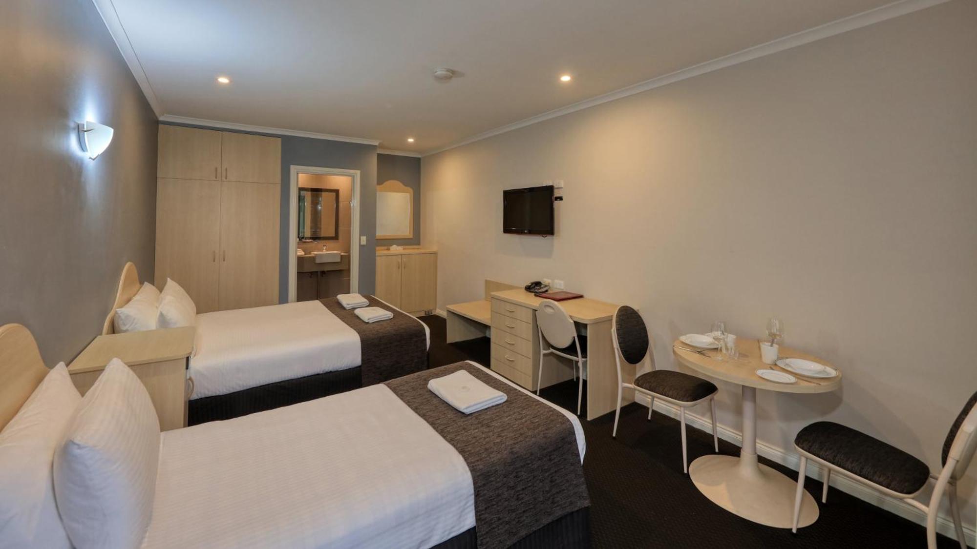 Charles Rasp Motor Inn & Cottages Броукън Хил Екстериор снимка