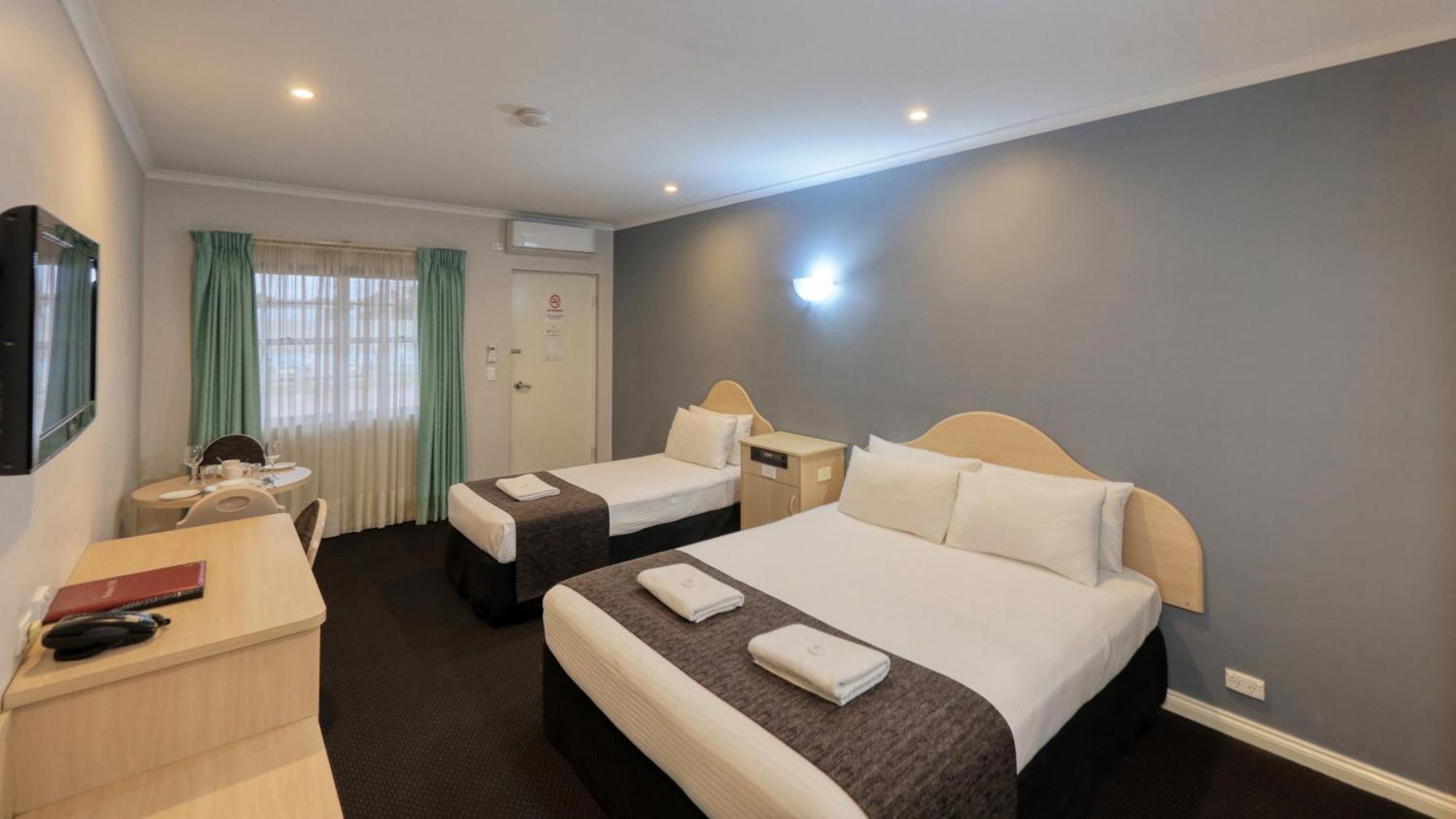 Charles Rasp Motor Inn & Cottages Броукън Хил Екстериор снимка