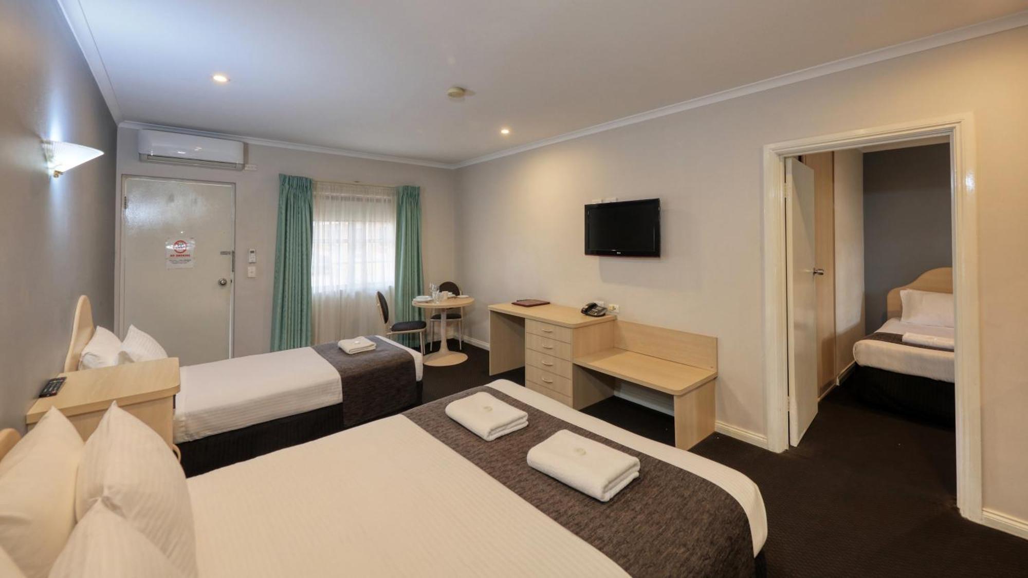 Charles Rasp Motor Inn & Cottages Броукън Хил Екстериор снимка