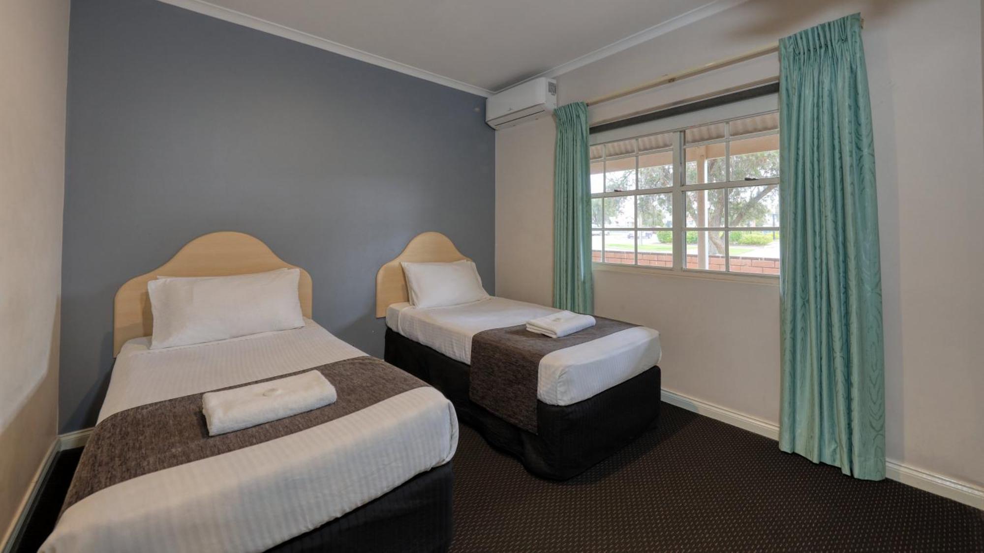 Charles Rasp Motor Inn & Cottages Броукън Хил Екстериор снимка