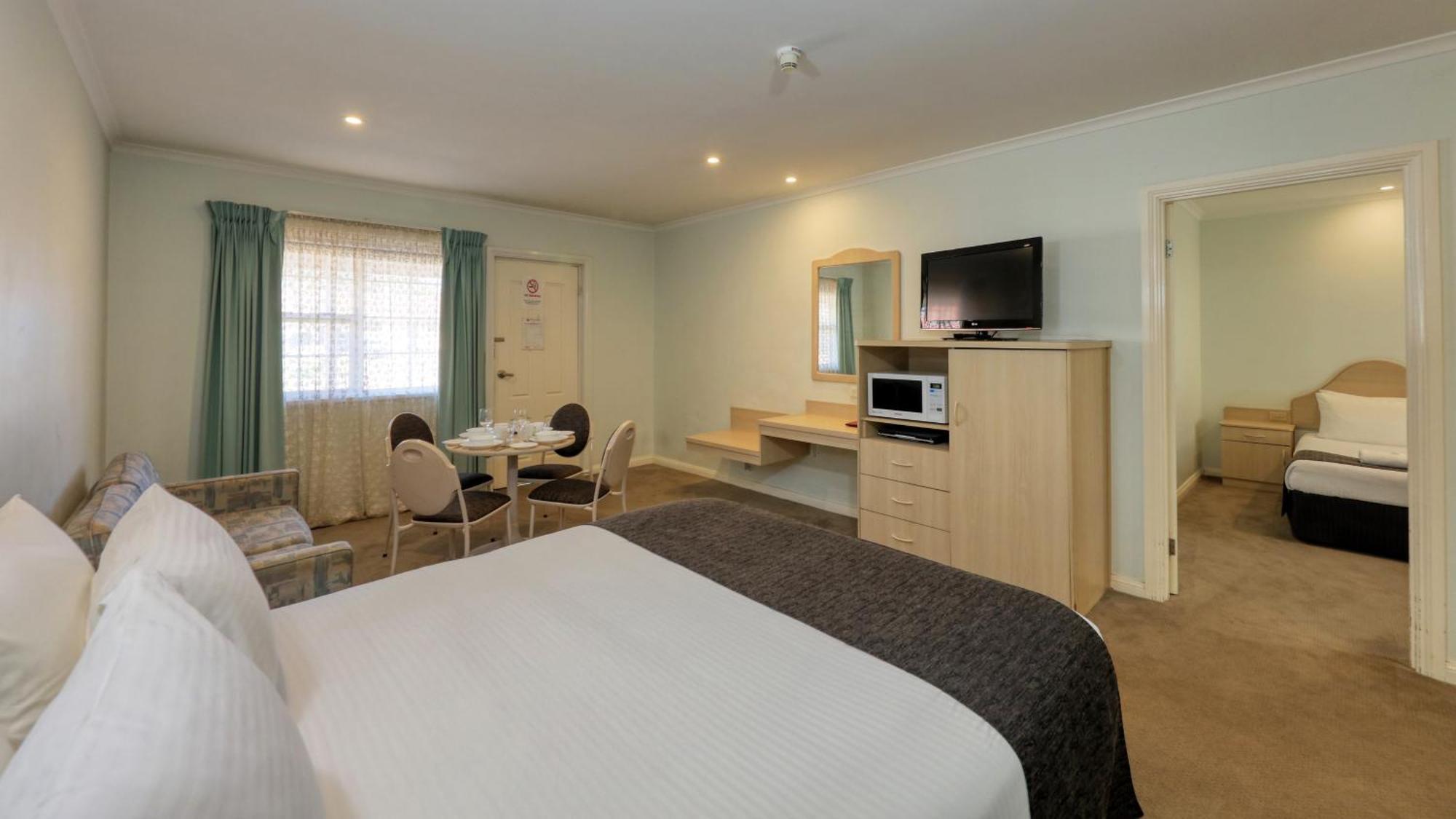 Charles Rasp Motor Inn & Cottages Броукън Хил Екстериор снимка