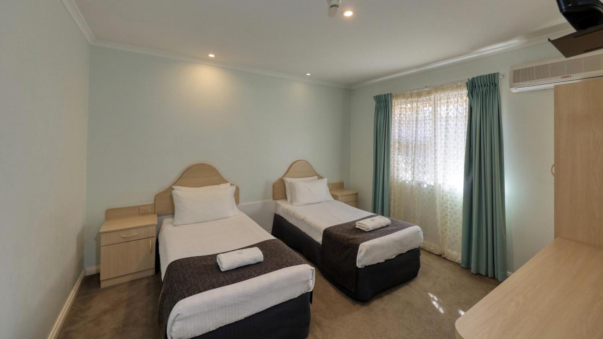 Charles Rasp Motor Inn & Cottages Броукън Хил Екстериор снимка