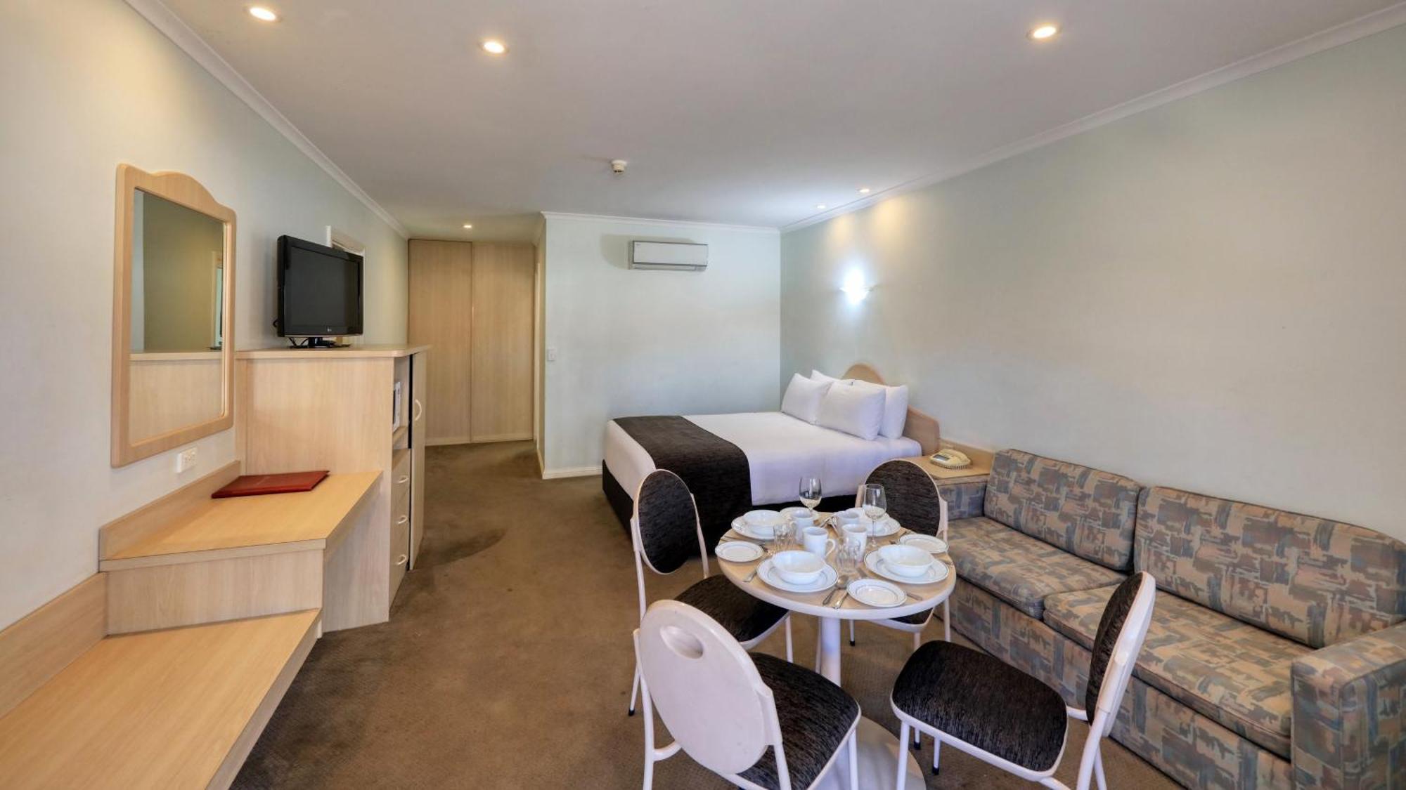 Charles Rasp Motor Inn & Cottages Броукън Хил Екстериор снимка