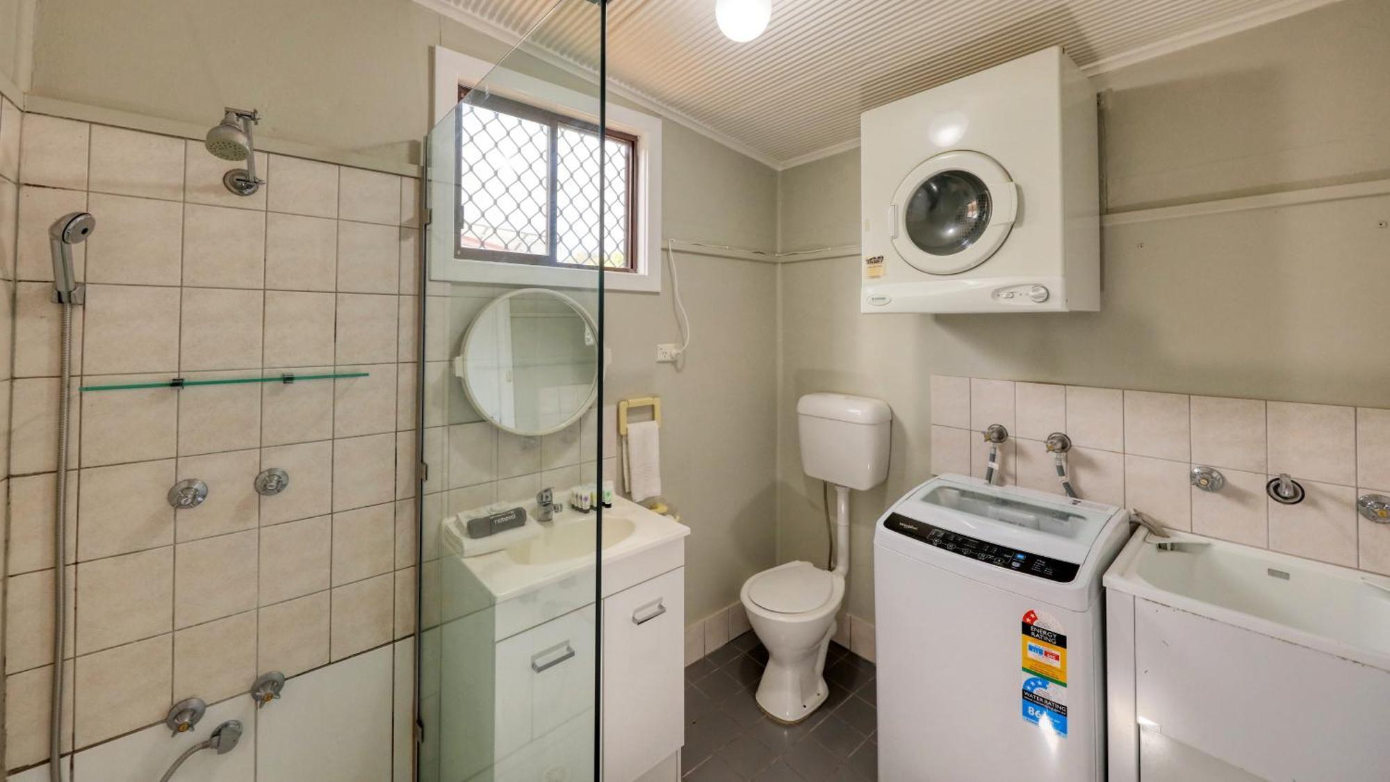 Charles Rasp Motor Inn & Cottages Броукън Хил Екстериор снимка