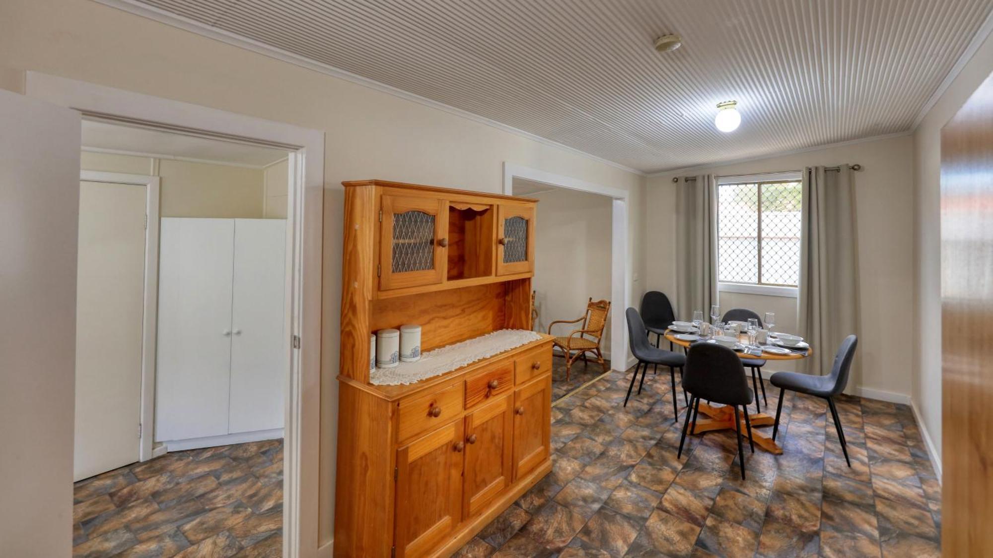 Charles Rasp Motor Inn & Cottages Броукън Хил Екстериор снимка