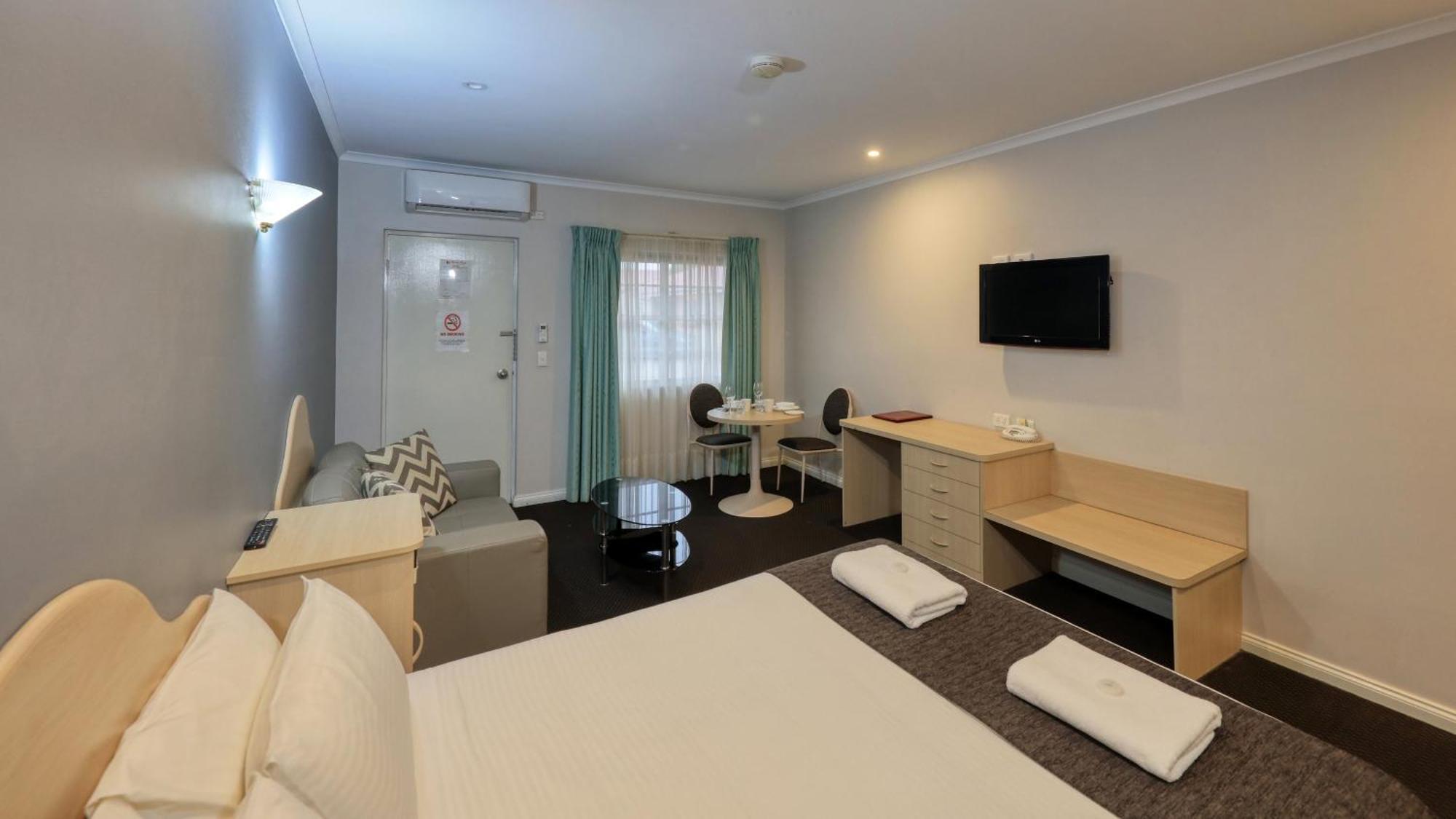 Charles Rasp Motor Inn & Cottages Броукън Хил Екстериор снимка