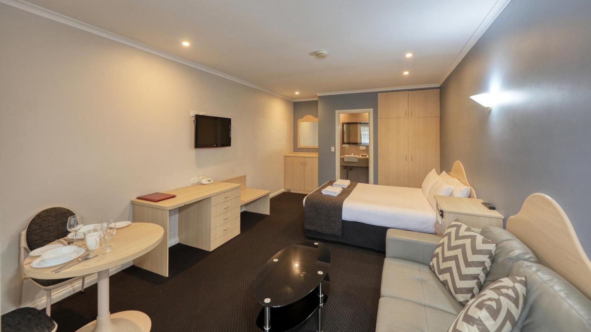 Charles Rasp Motor Inn & Cottages Броукън Хил Екстериор снимка