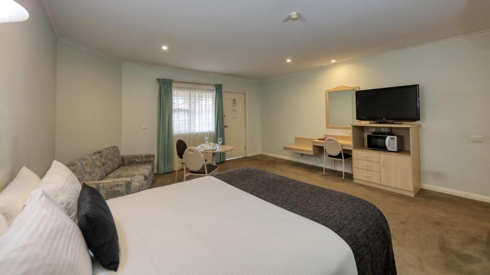 Charles Rasp Motor Inn & Cottages Броукън Хил Екстериор снимка