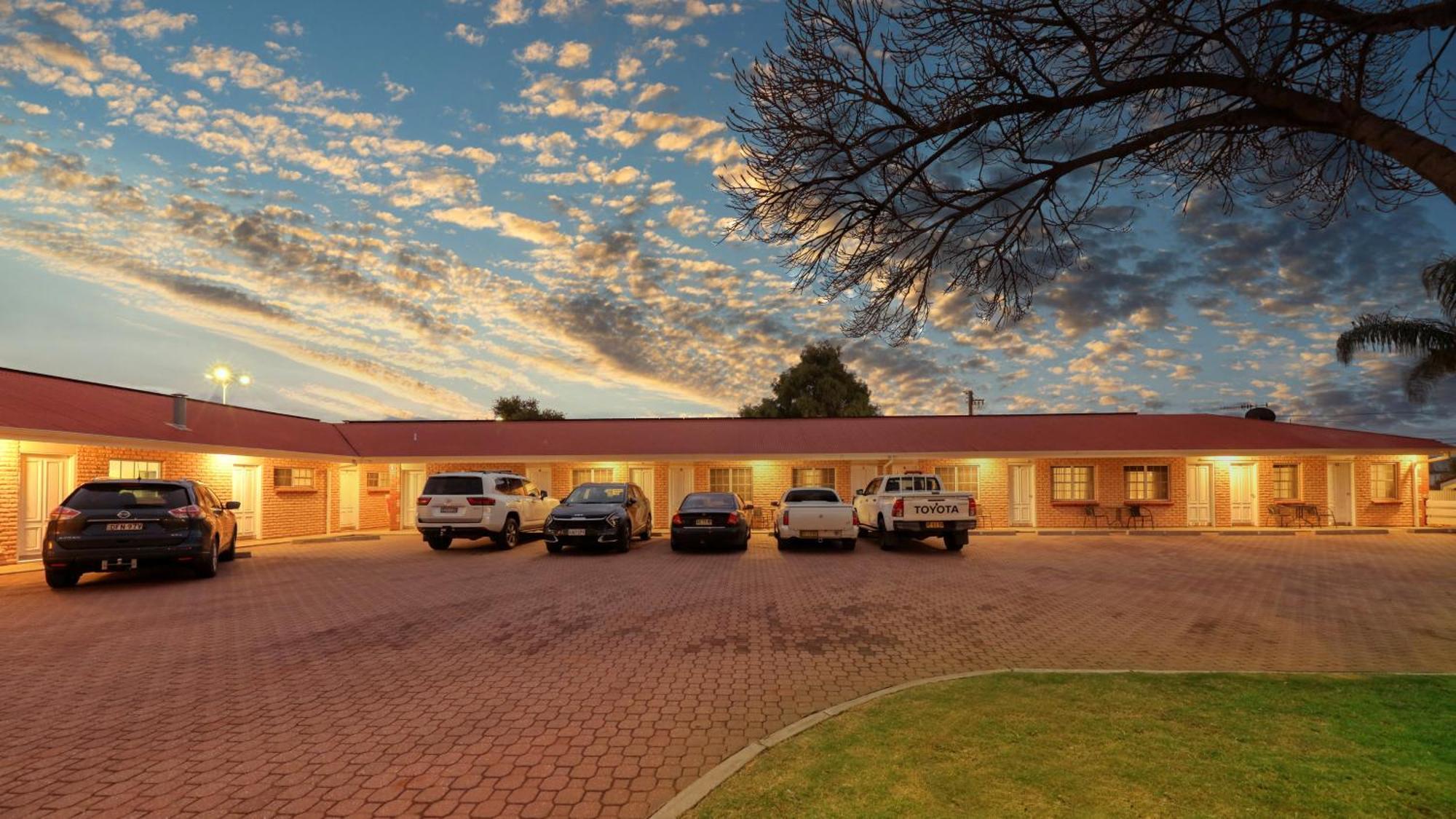 Charles Rasp Motor Inn & Cottages Броукън Хил Екстериор снимка