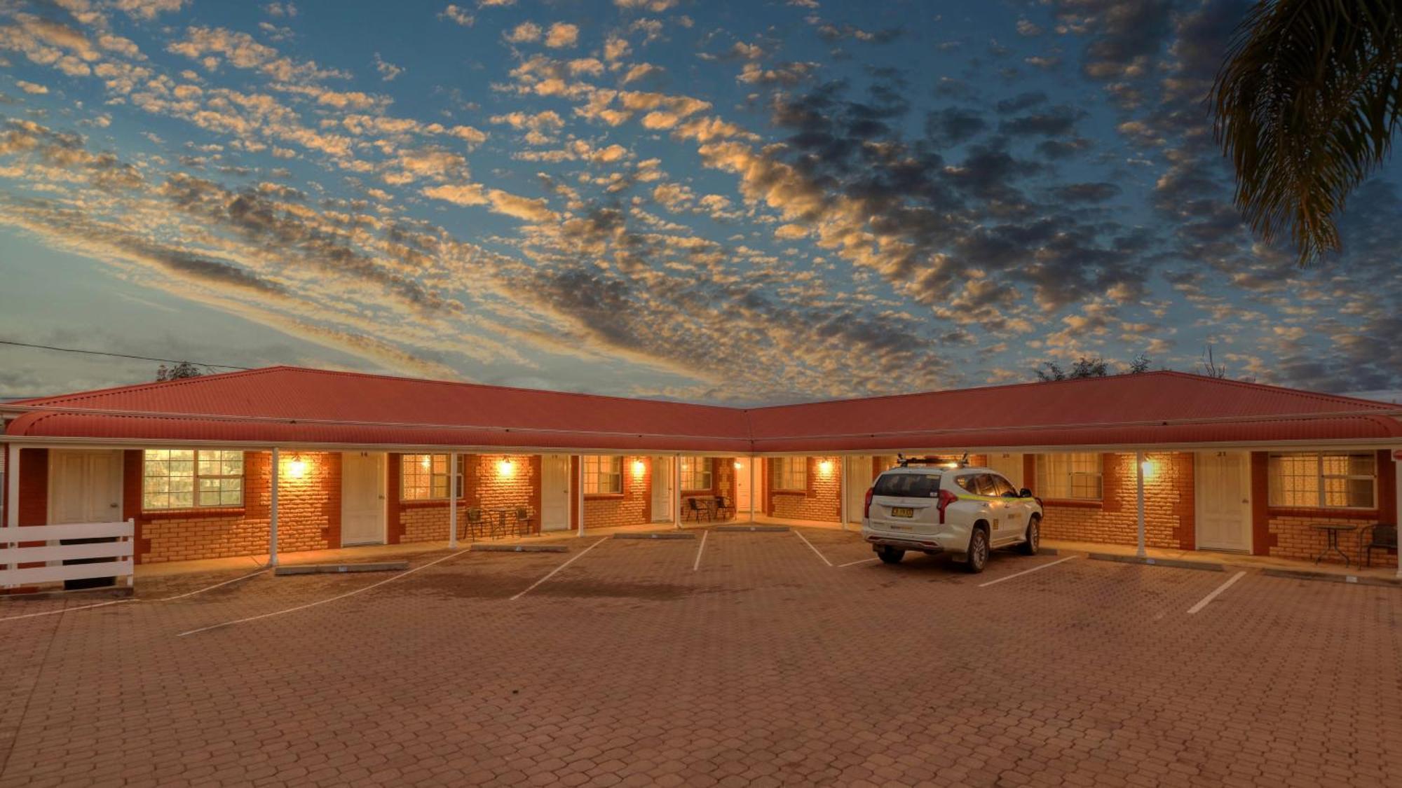 Charles Rasp Motor Inn & Cottages Броукън Хил Екстериор снимка