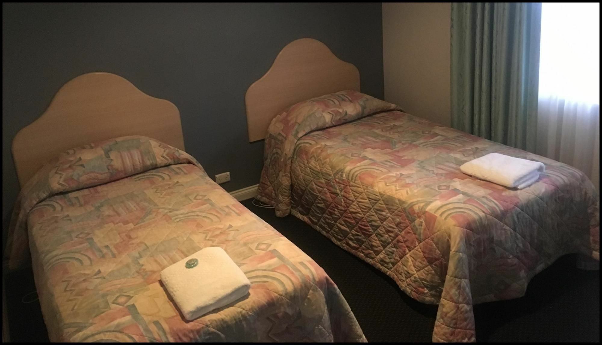 Charles Rasp Motor Inn & Cottages Броукън Хил Екстериор снимка