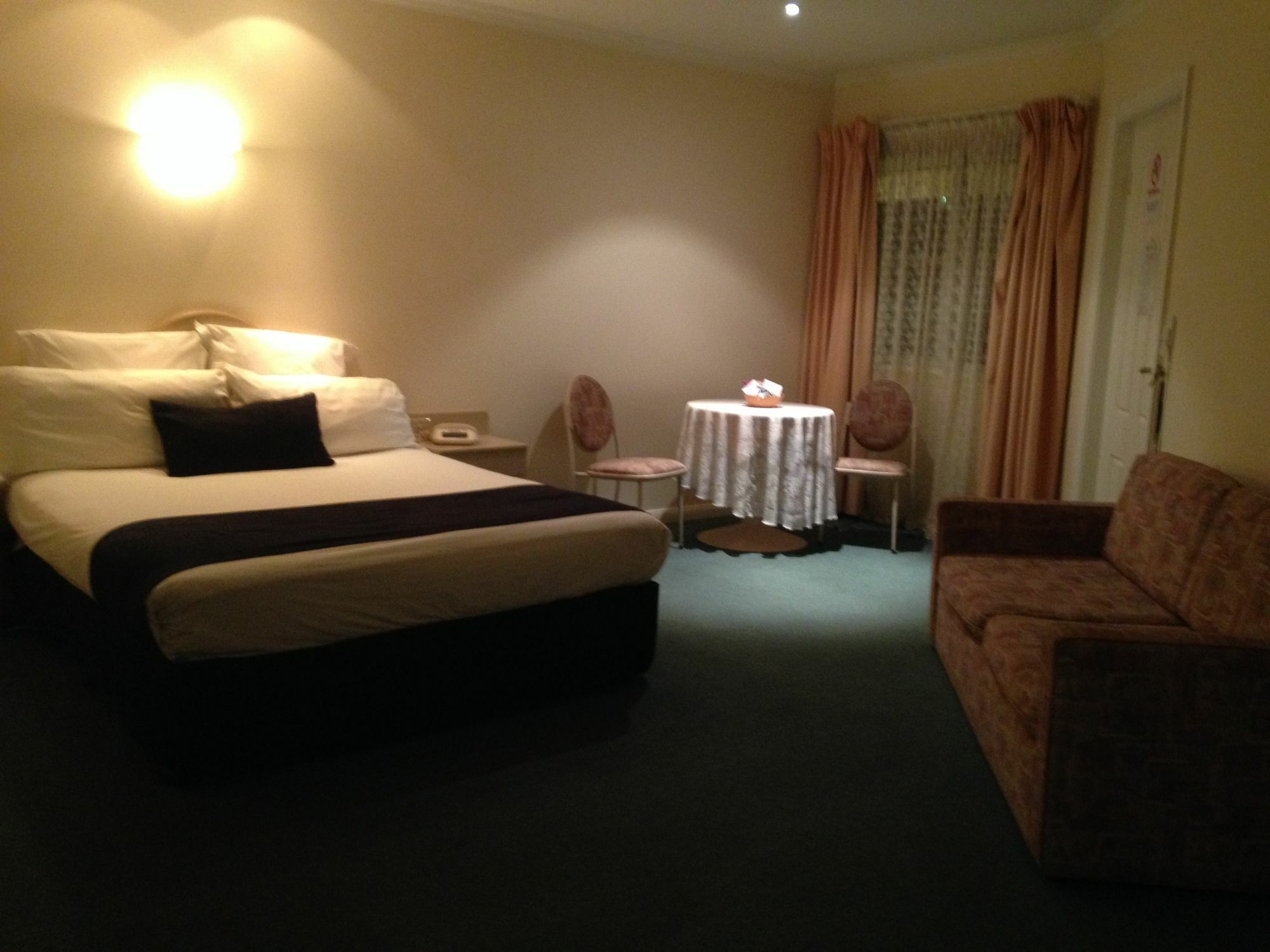 Charles Rasp Motor Inn & Cottages Броукън Хил Екстериор снимка