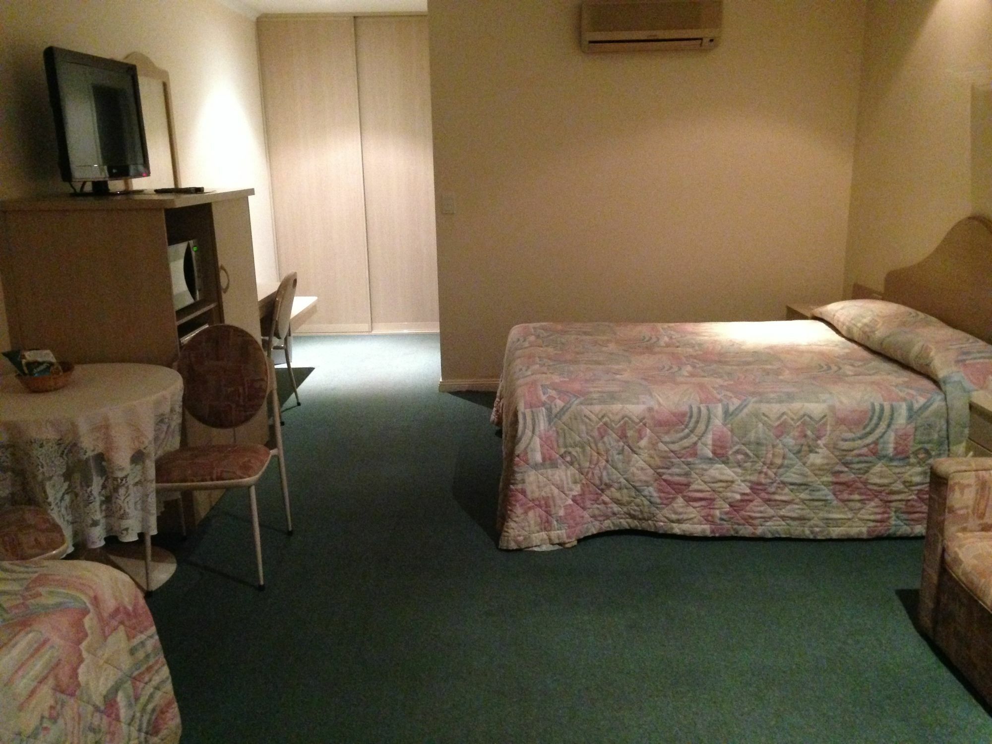 Charles Rasp Motor Inn & Cottages Броукън Хил Екстериор снимка