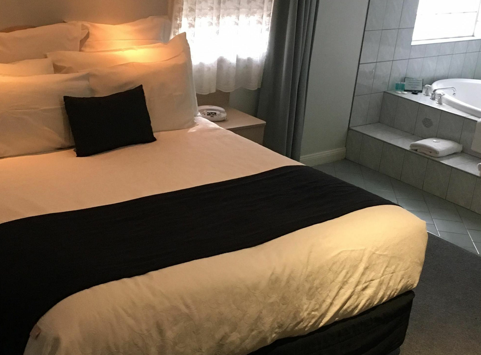 Charles Rasp Motor Inn & Cottages Броукън Хил Екстериор снимка