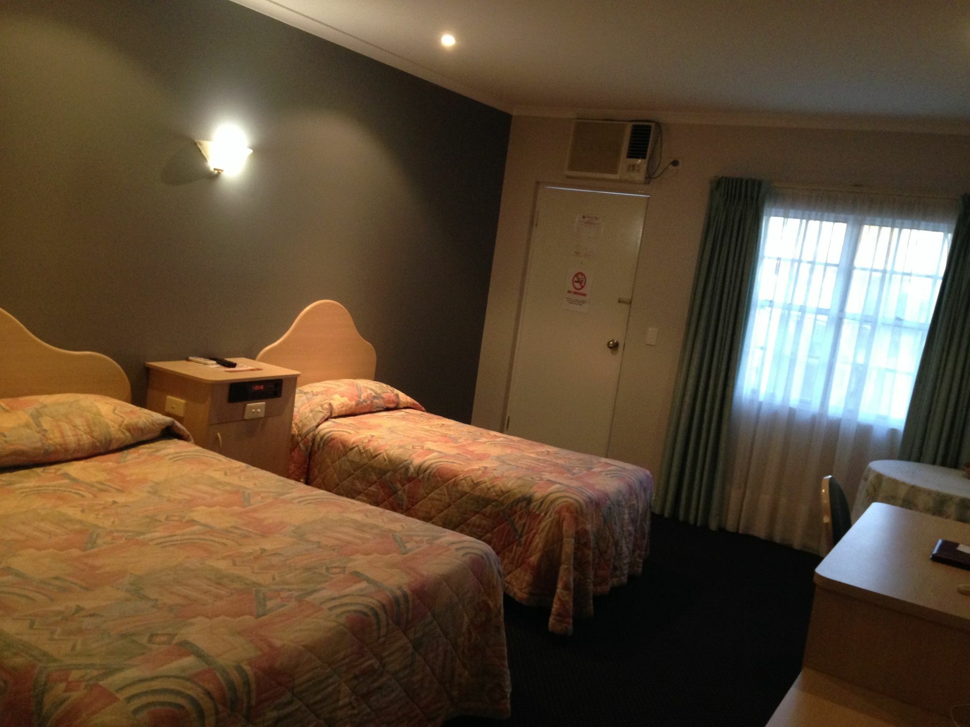 Charles Rasp Motor Inn & Cottages Броукън Хил Екстериор снимка