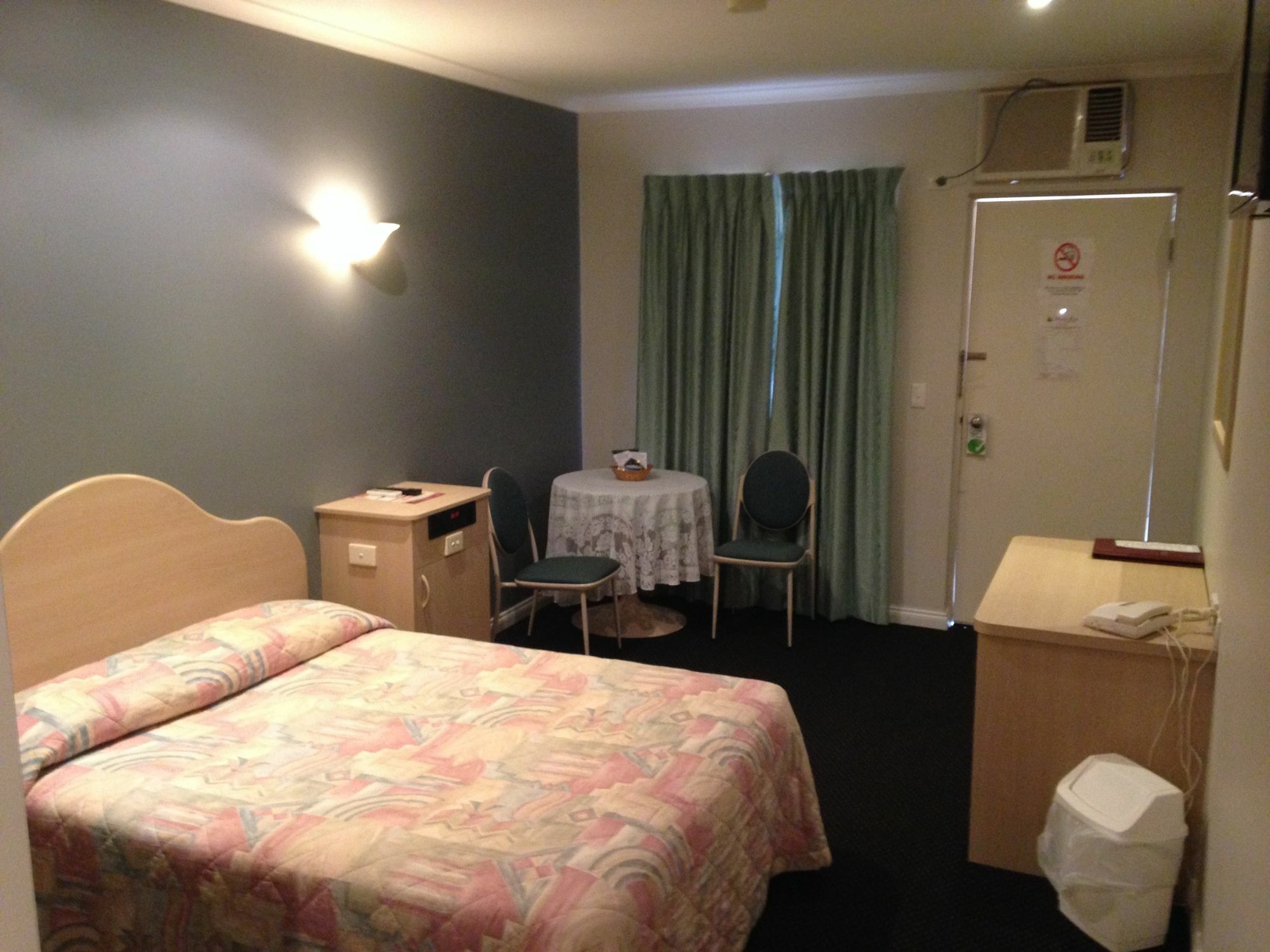 Charles Rasp Motor Inn & Cottages Броукън Хил Екстериор снимка